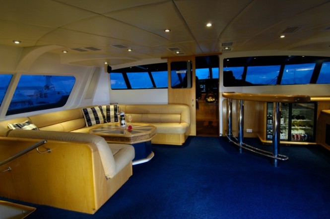 ULTIMATE LADY  Upper Salon