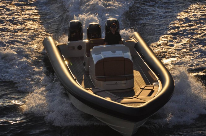 Yellowfin Custom 40 superyacht tender - front view