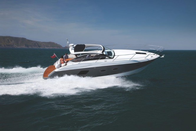 Princess V39 Yacht at full speed