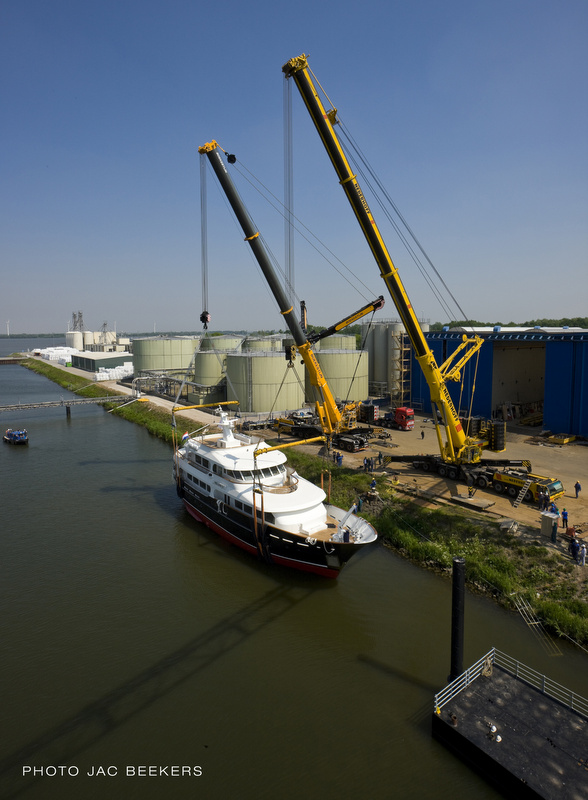 Heliad II Yacht - upview