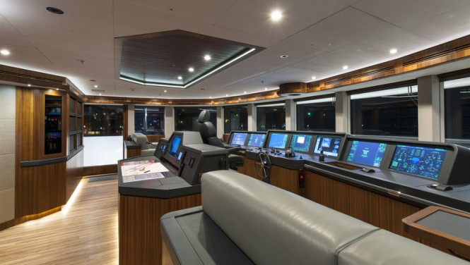 Motor yacht Quattroelle - Wheelhouse Photo by Klaus Jordan