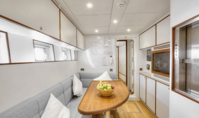 Curvelle Quaranta Yacht - Crew mess