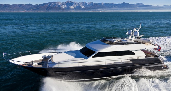 Continental II 23.00 Flybridge Yacht - side view