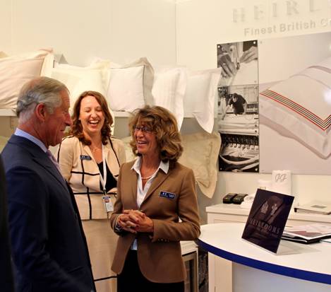 Enjoying the relaxed atmosphere and sharing a joke... all in good humour!