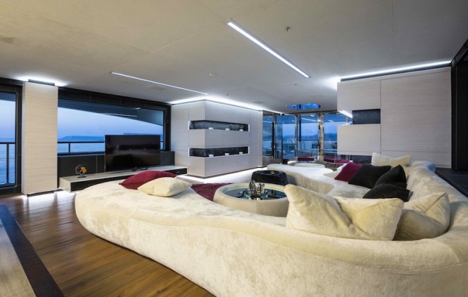 Ocean Paradise superyacht - Main saloon