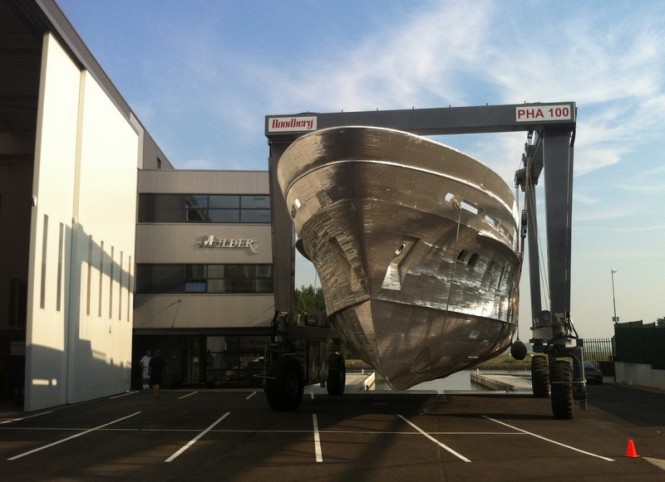 Hull of motor yacht Mulder 94 Voyager arriving at Mulder Shipyard