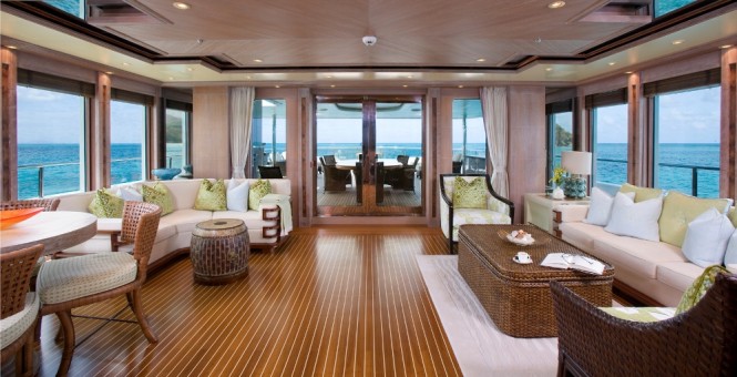 Luxury motor yacht PERLE BLEUE Skylounge.