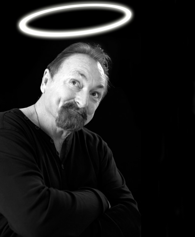 Funny man Col Elliott will perform live at the Club Marine Shipyard Party