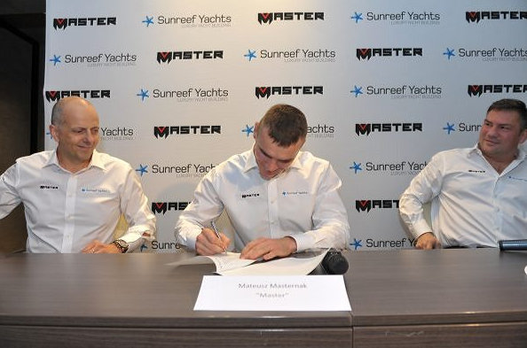 Polish boxer – Mateusz MASTER Masternak, signs the sponsorship contract with Sunreef Yachts