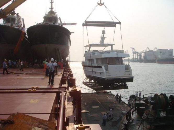 Motor yacht Outer Reef 700