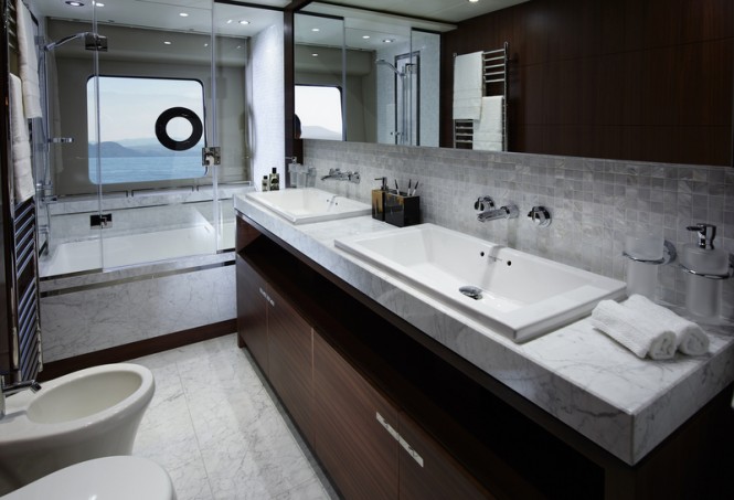 88 Motor Yacht - Owners Bathroom