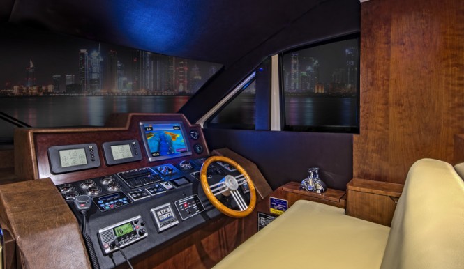 Majesty 70 Yacht - Helm