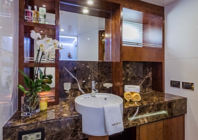 Majesty 70 Yacht - Owners En Suite