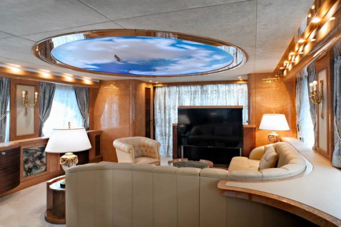 Amer 100 Yacht - Saloon