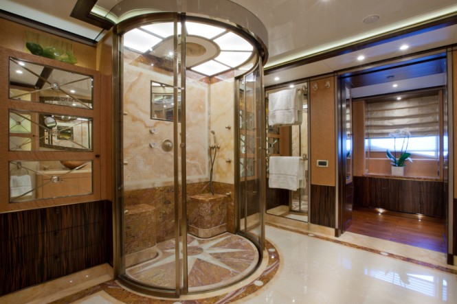 BELLA ANNA YACHT - OWNER BATHROOM