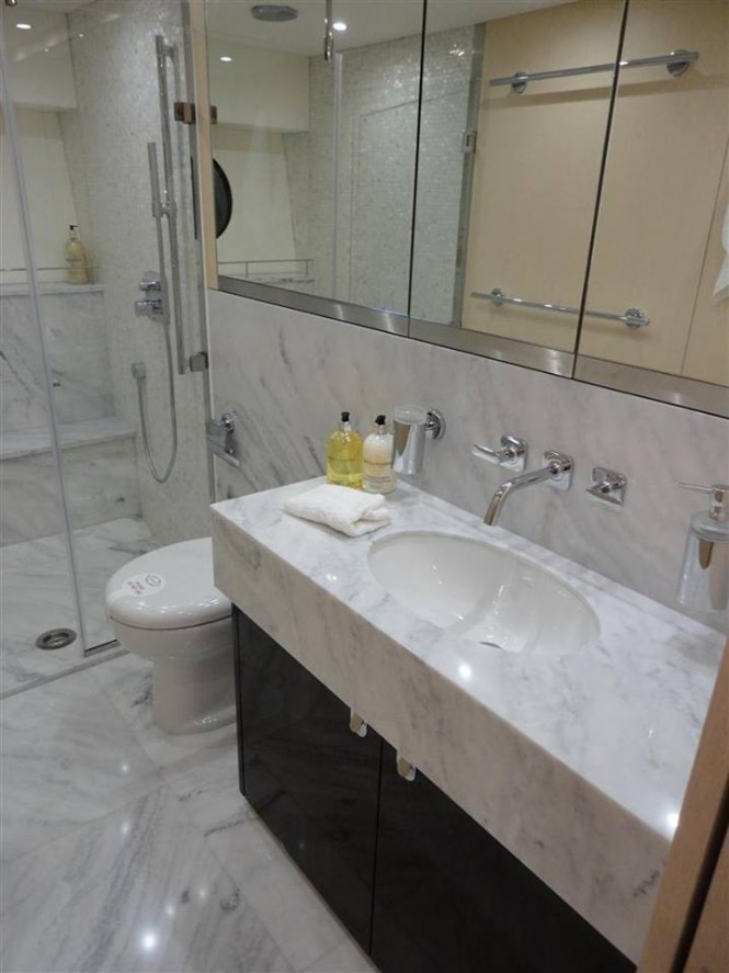 Sunseeker 75 Yacht - Bathroom