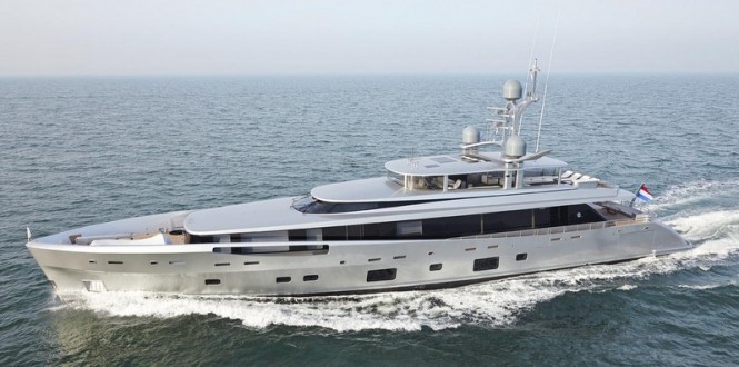 COMO Yacht - side view