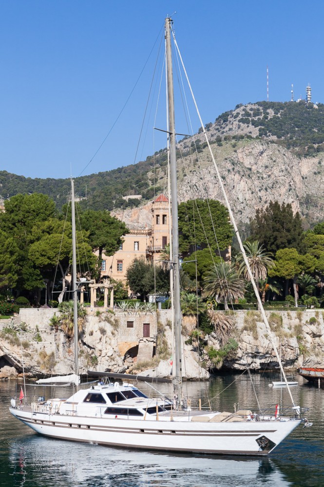 Luxury charter yacht MY LOTTY