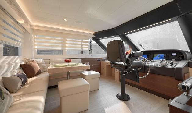 Motor yacht V72 - Wheelhouse
