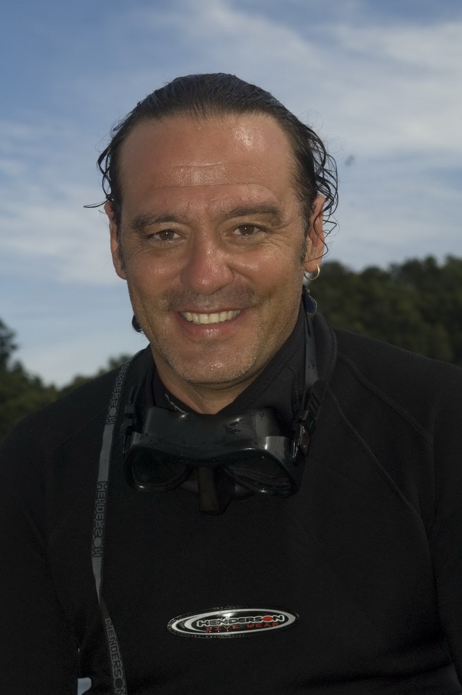 'Top Gun' Guides Ricardo Buxo