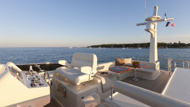 V77 Flybridge Yacht - Exterior - Photo by Alberto Cocchi