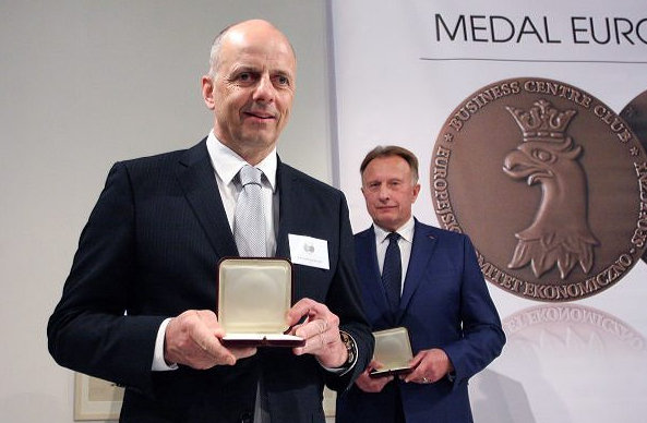 Francis Lapp with European Medal Award for Sunreef 80 Carbon Yacht Line