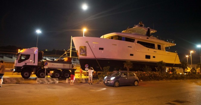 Night transport of CdM Nauta Air 86 superyacht YOLO