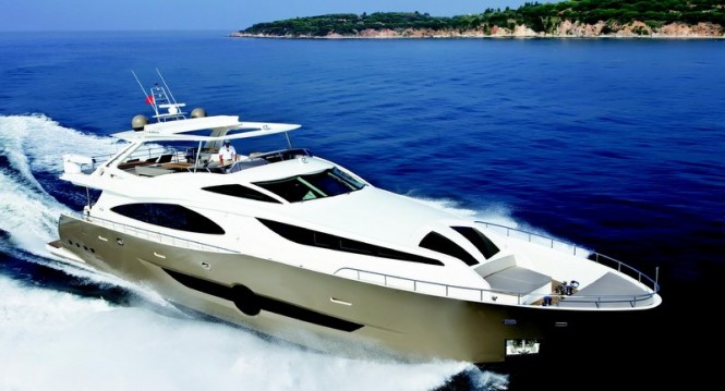 Numarine 102 superyacht underway