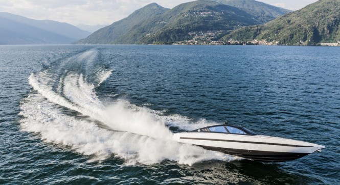 Revolver 44GT at full speed - side view