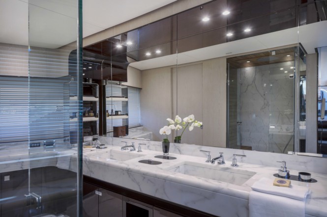 Azimut Grande yacht 95RPH - master head