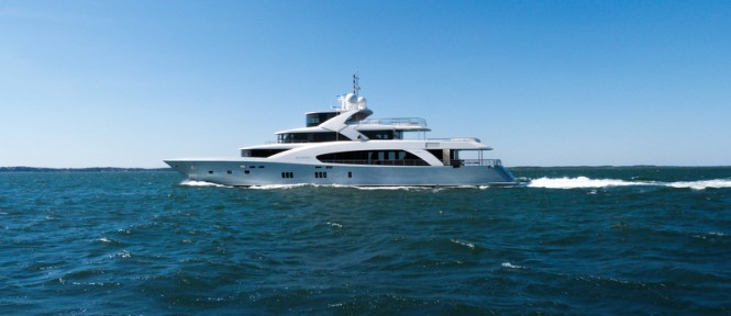 Belongers Yacht underway - side view