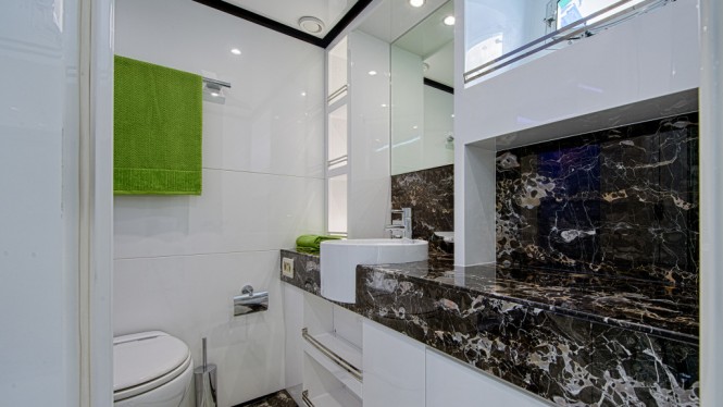 Luxury yacht Majesty 70 - Owners En Suite