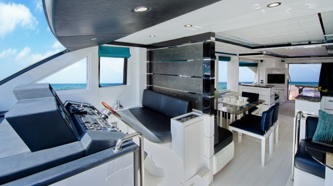 Majesty 70 Yacht - Main Deck Helm