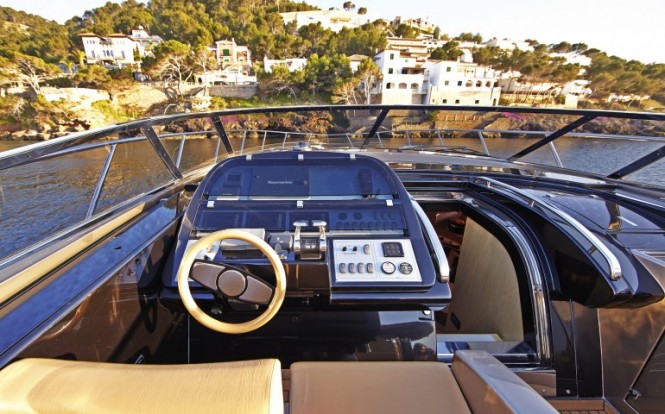 Riva Rivale yacht SAKURA - Image credit to easyboats.com