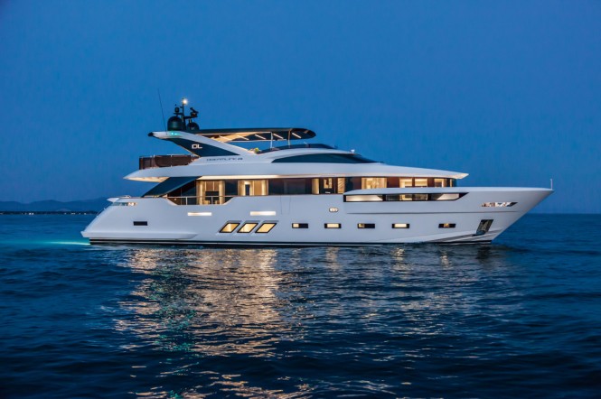 DL YACHTS - LUXURY YACHT DREAMLINE 26M by night