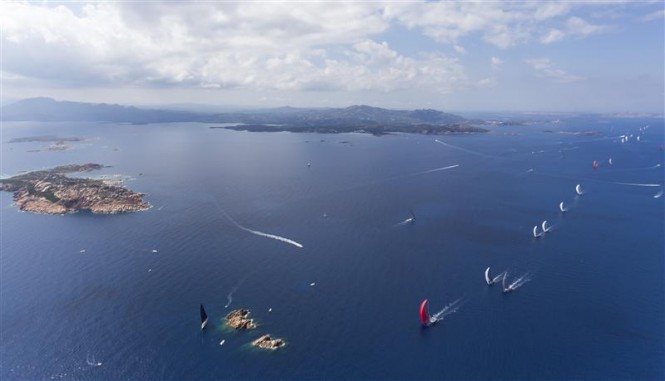 THE FLEET GETTING TO MORTORIOTTO ROCK UNDER SPINNAKER - Photo Rolex:Carlo Borlenghi