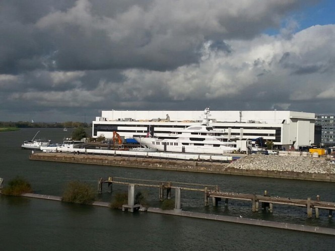 Arrival of 85m sailing yacht Hull Y711Hull 3069 (Project 85) masts