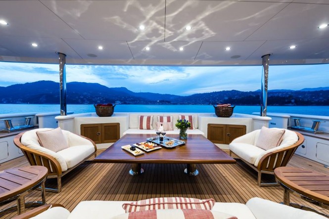 Atomic Yacht - Exterior