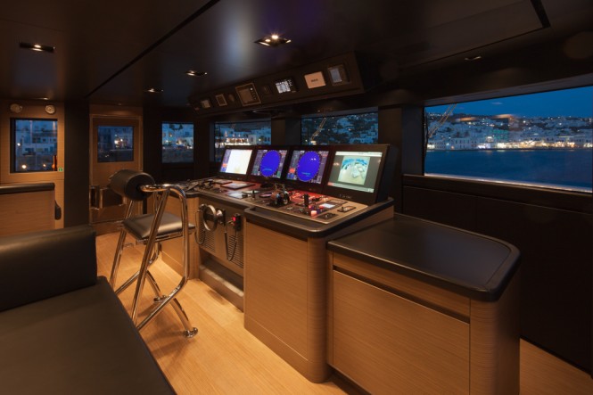 CRN Motor Yacht SARAMOUR  - Wheel house