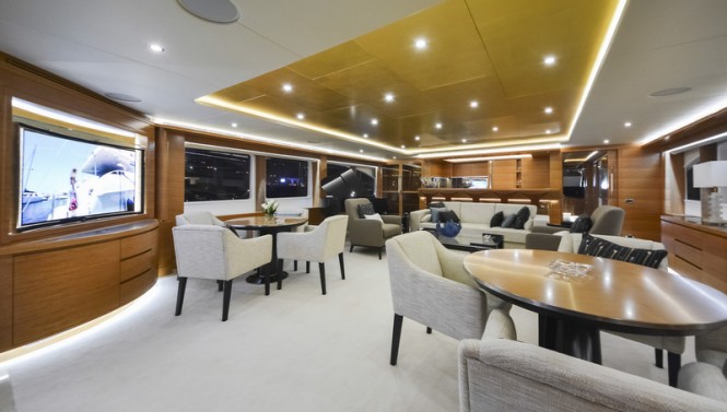 Majesty 135 Yacht - Upper Saloon