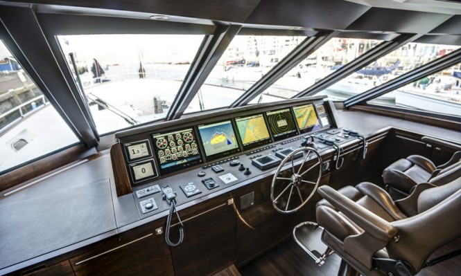 Mulder 98 Flybridge motor yacht YN1391 - Wheelhouse