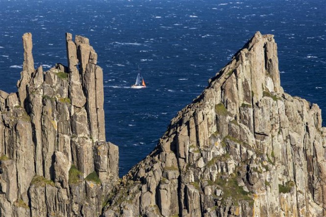 Midnight Rambler passing Tasman Island - Photo by Rolex Daniel Forster