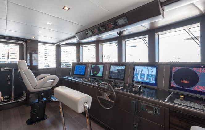 Motor yacht ENTOURAGE - Wheelhouse