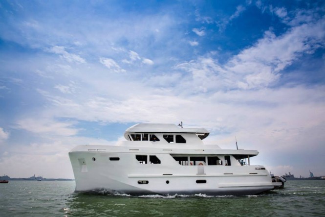 Super yacht Bering 80 - side view