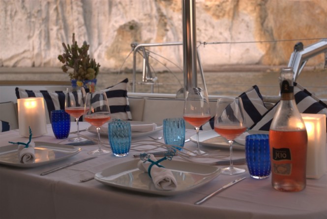 Charter Catamaran OMBRE BLU - Alfresco dining