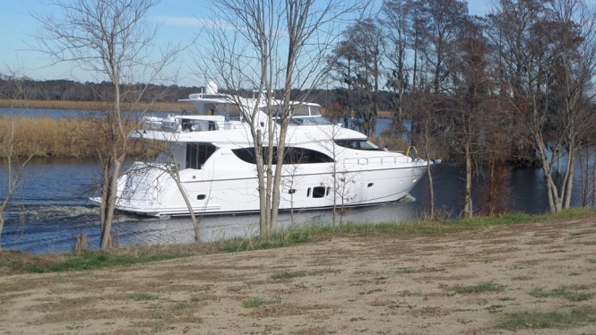 Luxury motor yacht Hatteras 80 MY underway