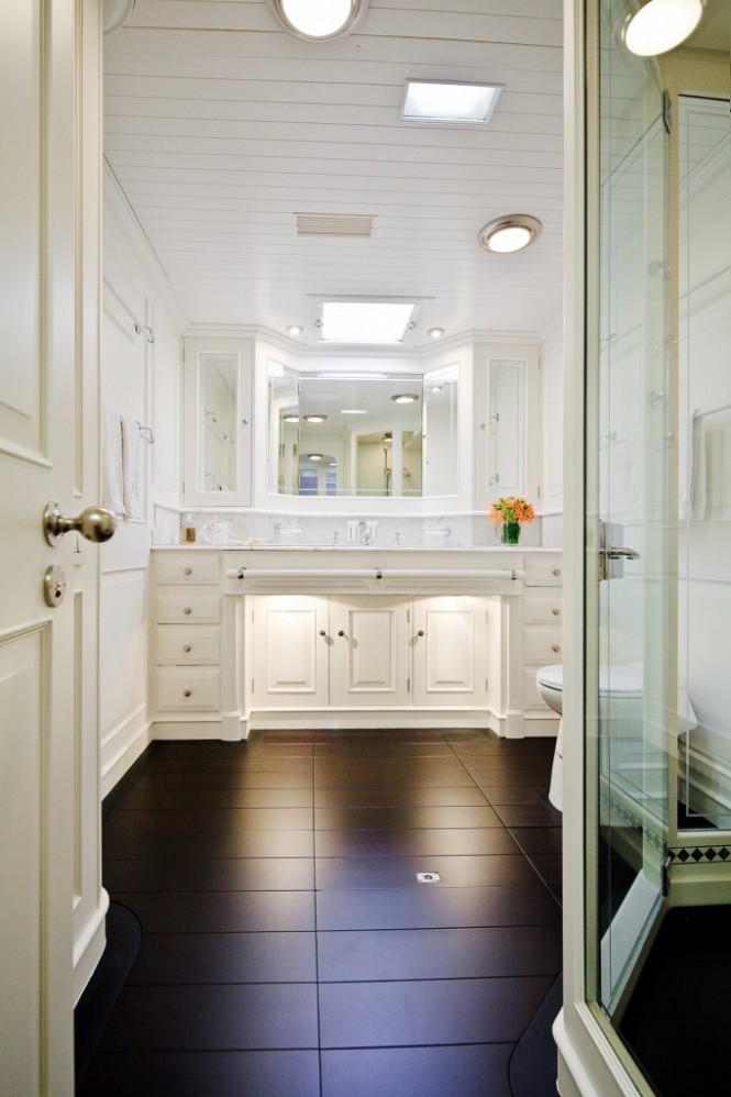 Mari-Cha III Yacht - Bathroom