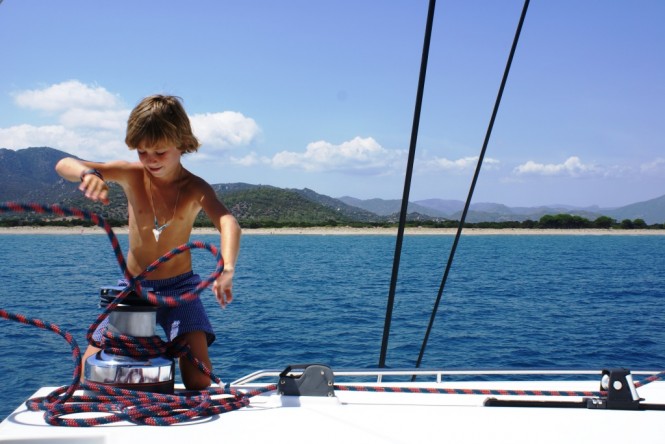 OMBRE BLU Catamaran - Kids helping