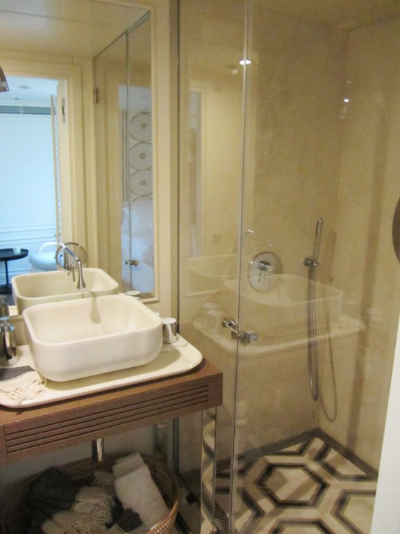 Le Lutteur Yacht - VIP Cabin Bathroom
