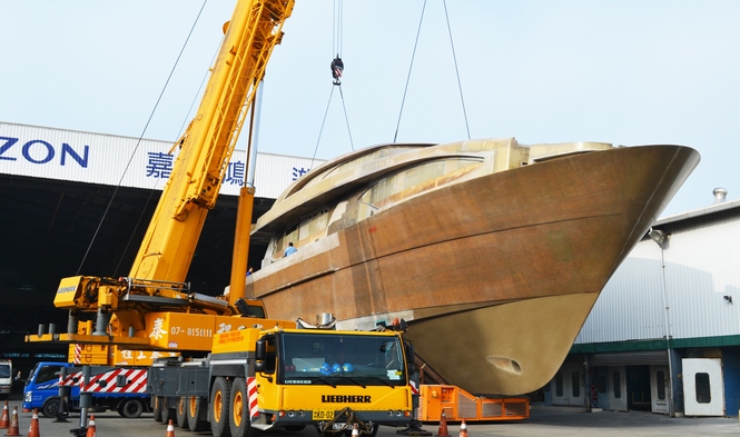 Horizon RP120 superyacht with hull and superstructure joined together